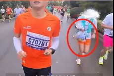 惹众怒!这对男女找到了,曾被曝边跑边薅免费物资… 惹众怒!这对男女找到了,曾被曝边跑边薅免费物资…