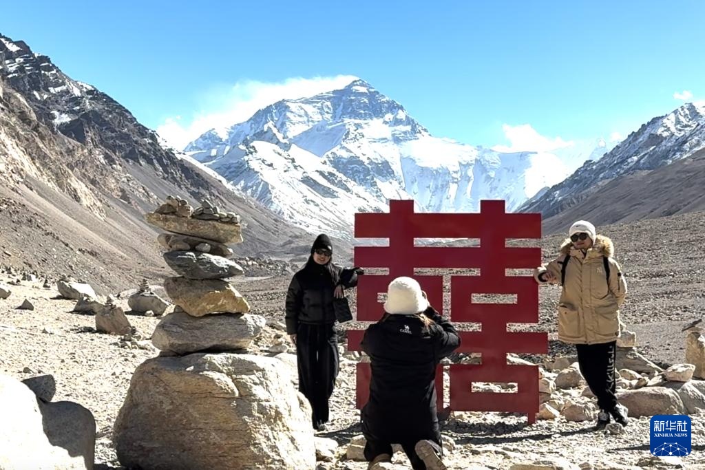 “冬游西藏”观珠峰 “冬游西藏”观珠峰