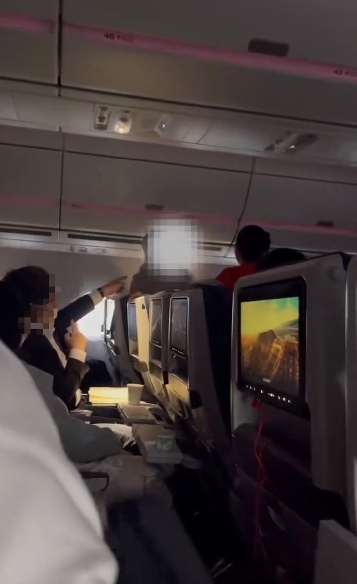 北京飞成都一航班有乘客发生肢体冲突？川航称因座椅起争执，警方回应