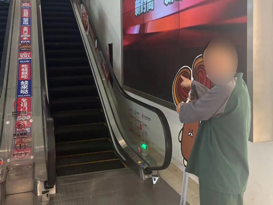 商场内女子被人尾随靠近……警方提醒! 商场内女子被人尾随靠近……警方提醒!