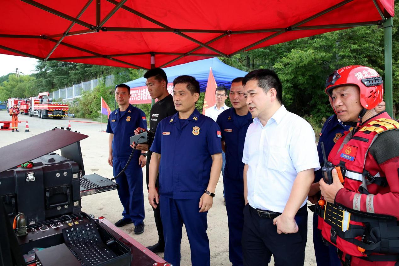 长江边上的“潜水卫士” 长江边上的“潜水卫士”