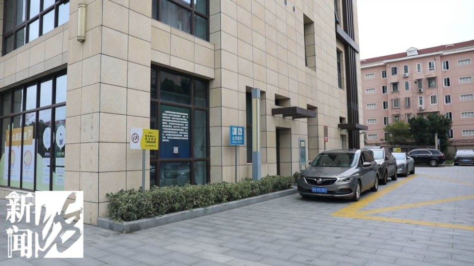 急！看到公厕标牌，却不让进？不少上海人冲过去后更急了