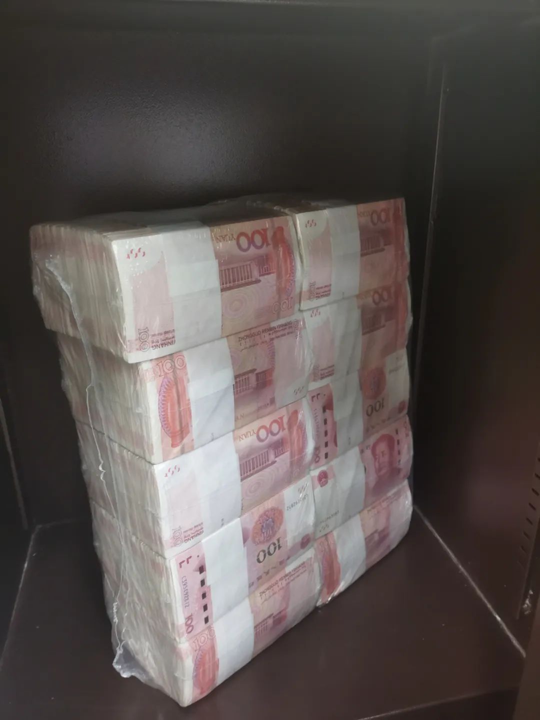 长沙刘女士一次性取出100万现金,民警急了! 长沙刘女士一次性取出100万现金,民警急了!