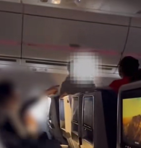 因座椅调整引发争执！北京飞成都一航班上发生肢体冲突事件，目击者称男子暴打他人