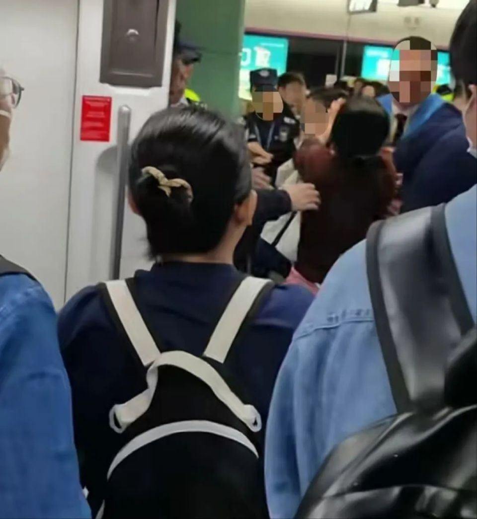 老人地铁上疑因插队与女子互相踢踹、扯头发，警方回应