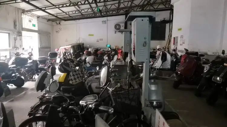 “凭什么要比业主多收钱？”租户抱怨遭区别对待，小区管理方喊委屈……