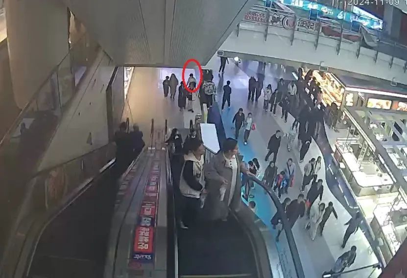 商场内女子被人尾随靠近……警方提醒! 商场内女子被人尾随靠近……警方提醒!