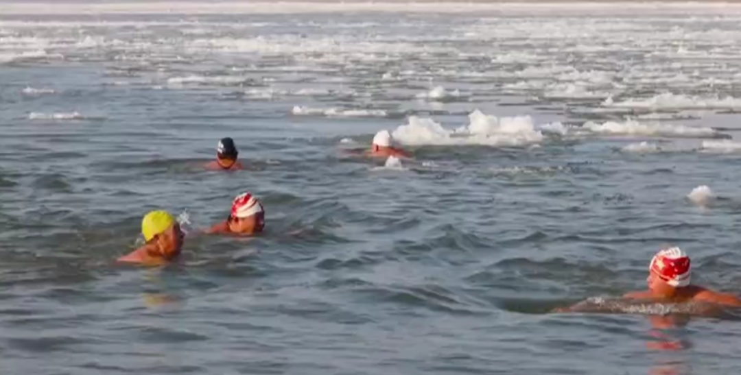 刺激！冰天雪地里，今年的冬泳又开始了……