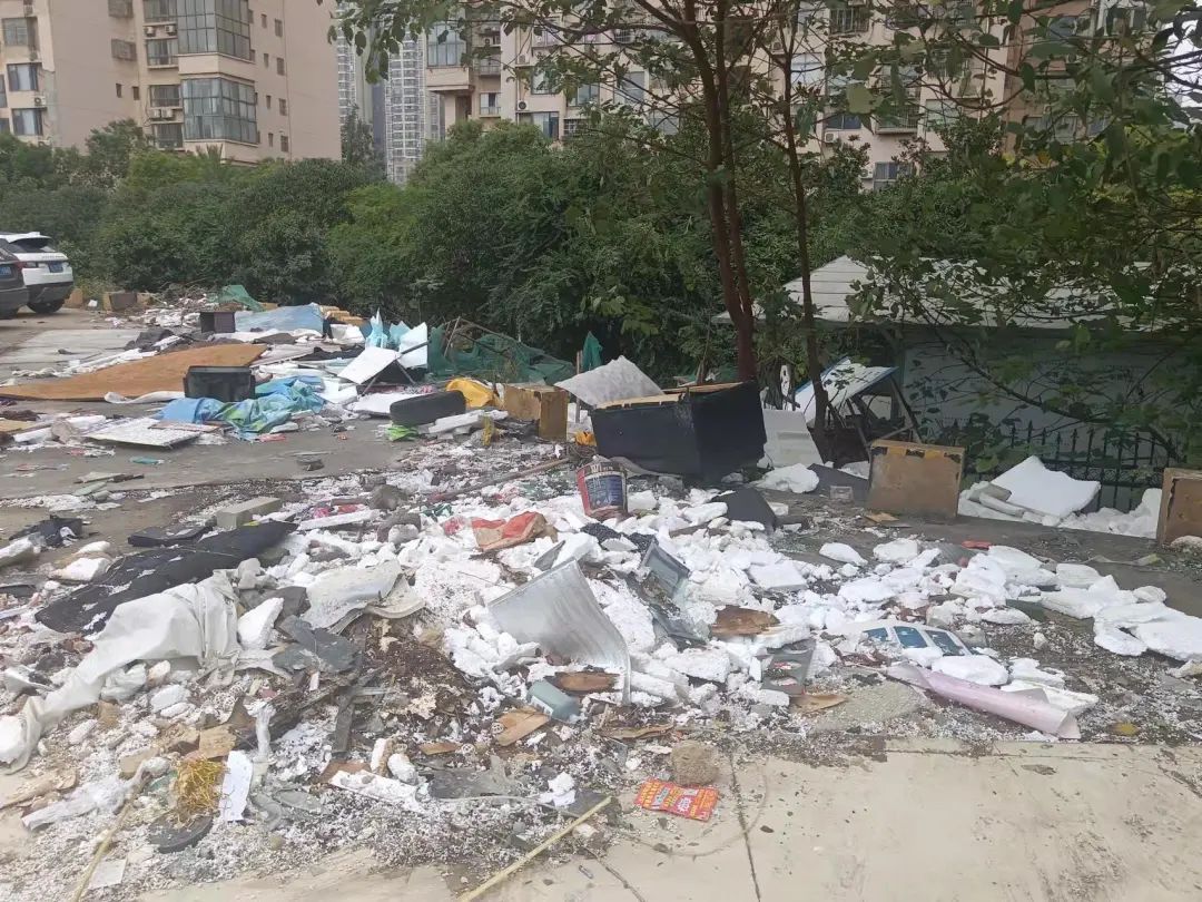 “刮风就到处吹！”长沙一驾校搬离后出现大量垃圾，街道办回应