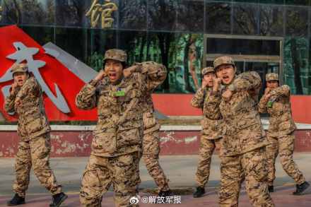 飒！直击武警女兵擒敌术训练