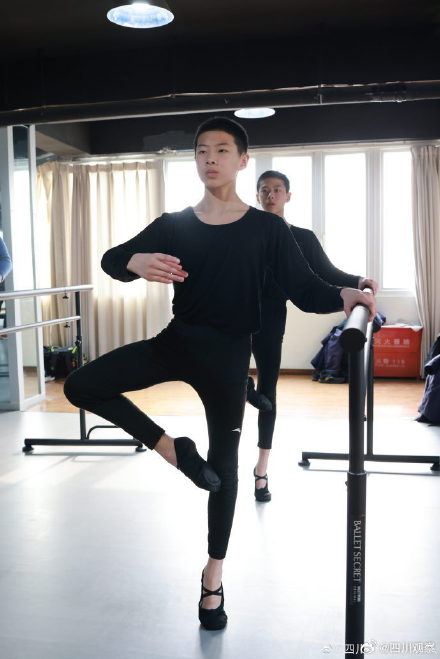 原来花游是把芭蕾倒过来练