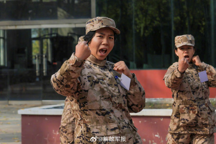 飒！直击武警女兵擒敌术训练