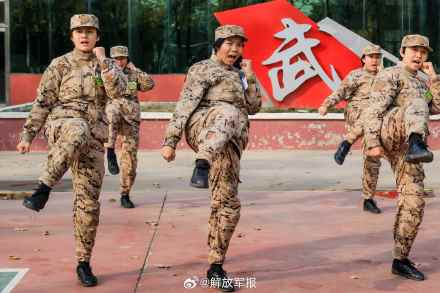 飒！直击武警女兵擒敌术训练
