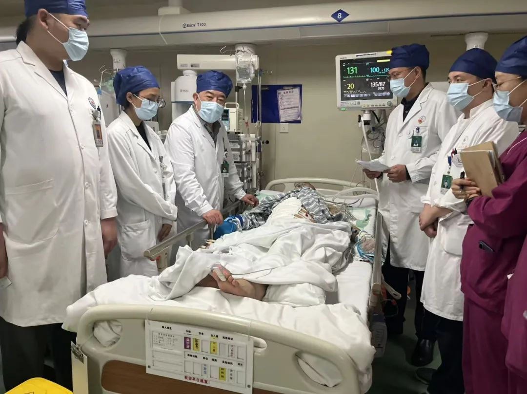 男子高坠,1.3米长钢筋贯穿整个胸腹腔,医院展开7小时生死大援救 男子高坠,1.3米长钢筋贯穿整个胸腹腔,医院展开7小时生死大援救
