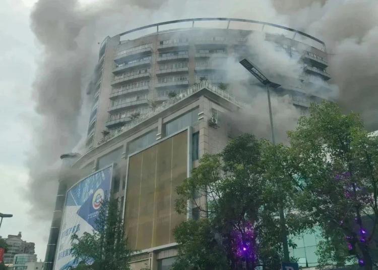 北京西单商场存隐患被查 为何商场火灾防控是“重中之重”？