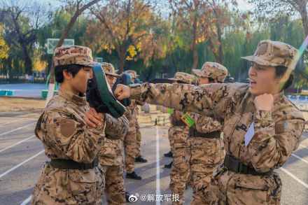 飒！直击武警女兵擒敌术训练