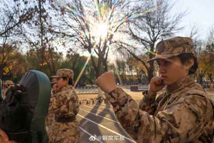 飒！直击武警女兵擒敌术训练