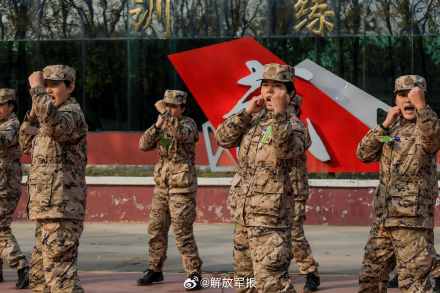 飒！直击武警女兵擒敌术训练