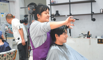 发型师那么多,为何她能火(身边的经济故事) 发型师那么多,为何她能火(身边的经济故事)