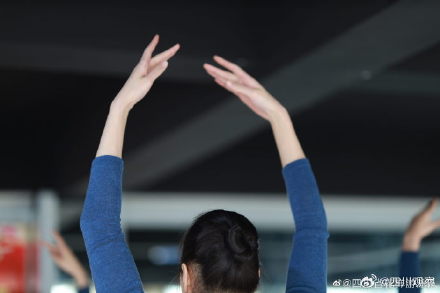 原来花游是把芭蕾倒过来练