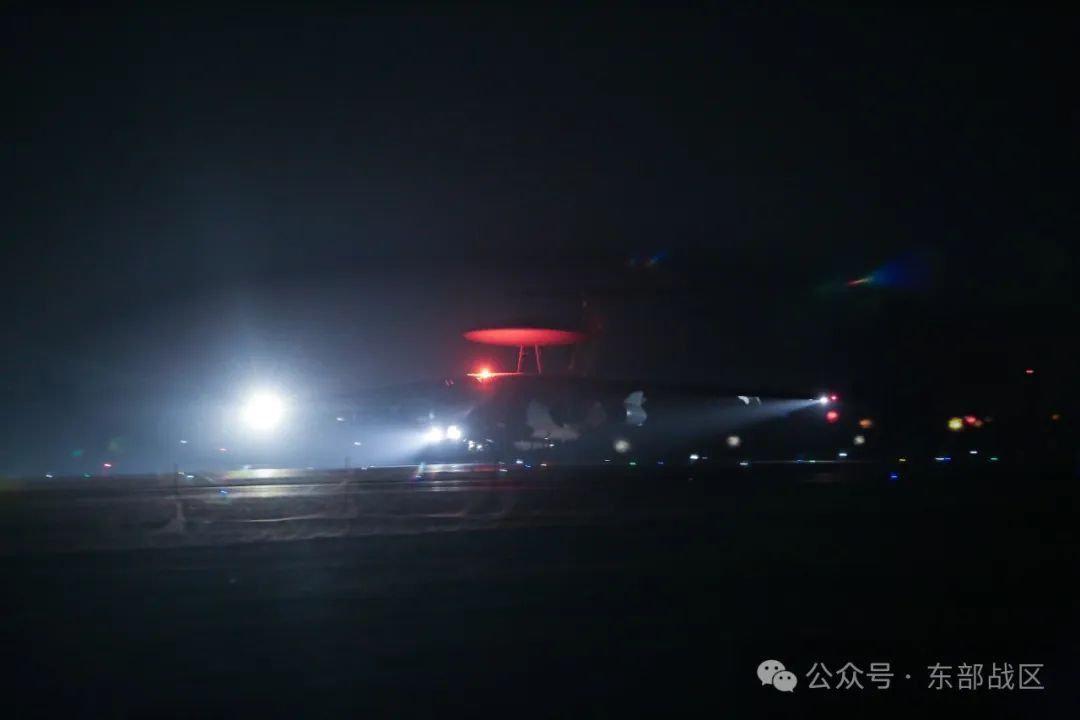 暗夜，战鹰升空……