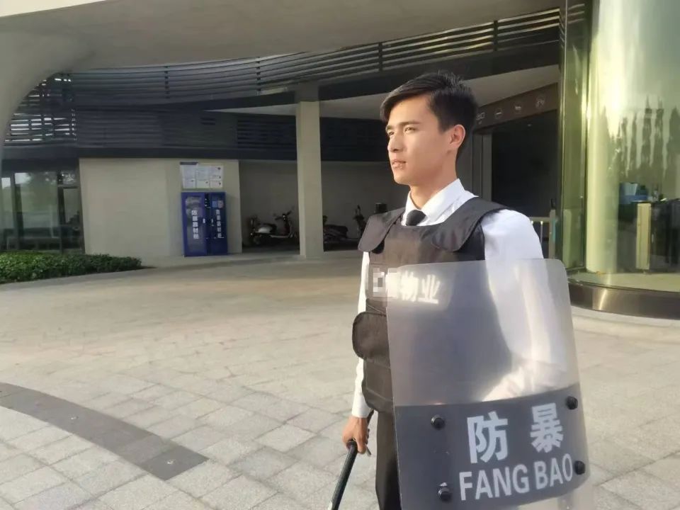 00后小伙学表演毕业后做全职保安:能挣到钱就行 00后小伙学表演毕业后做全职保安:能挣到钱就行