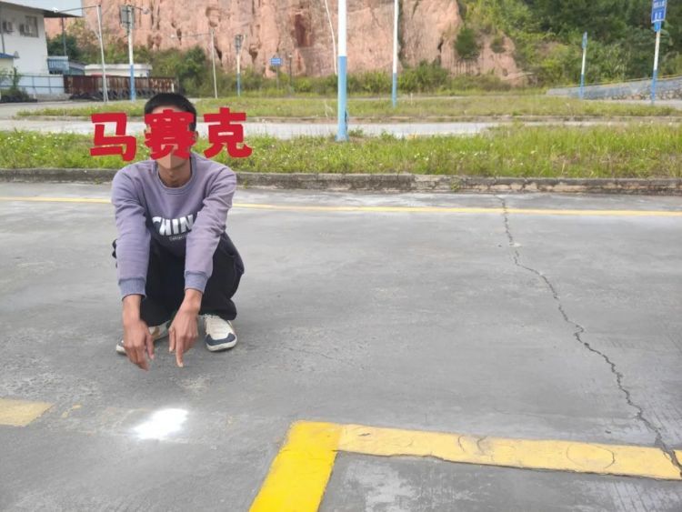 男子担心科目二考不过,竟用这种方法作弊! 男子担心科目二考不过,竟用这种方法作弊!