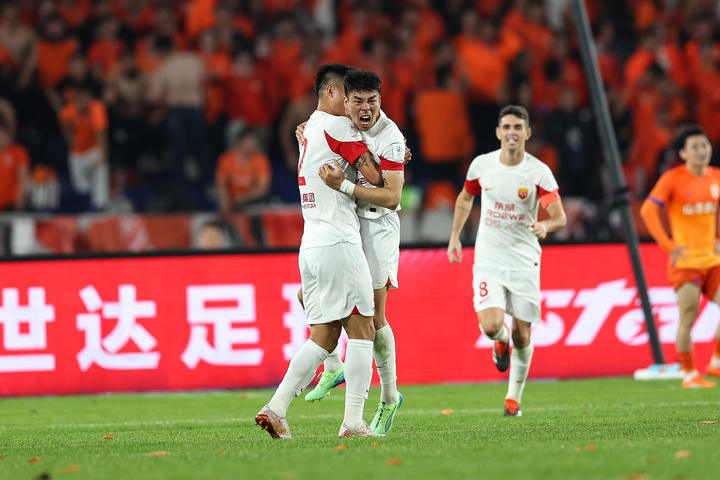 双冠王！上海海港战胜山东泰山，队史首夺足协杯冠军
