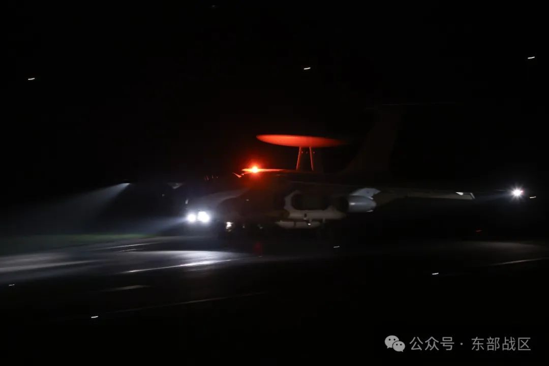 暗夜，战鹰升空……