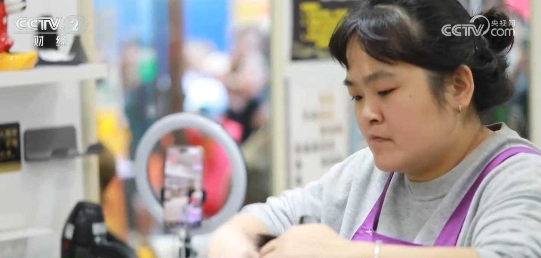 一个人带动一座城 “理发师晓华”是消费供给侧改革生动样本 一个人带动一座城 “理发师晓华”是消费供给侧改革生动样本