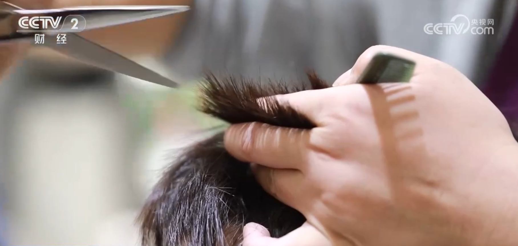 一个人带动一座城 “理发师晓华”是消费供给侧改革生动样本 一个人带动一座城 “理发师晓华”是消费供给侧改革生动样本