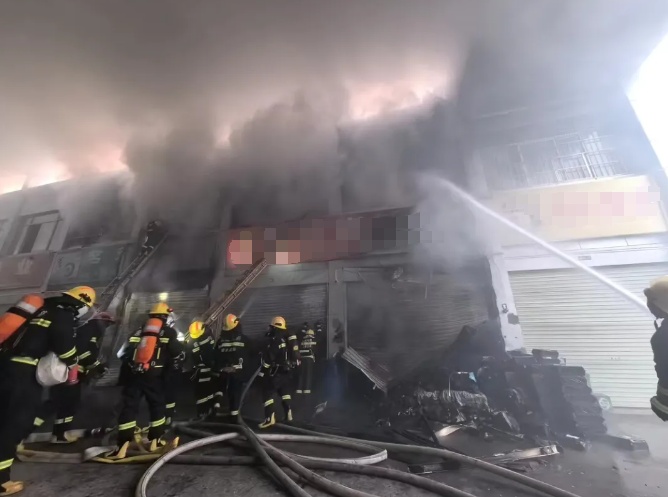 浓烟弥漫！三亚一店铺发生火灾，官方通报→