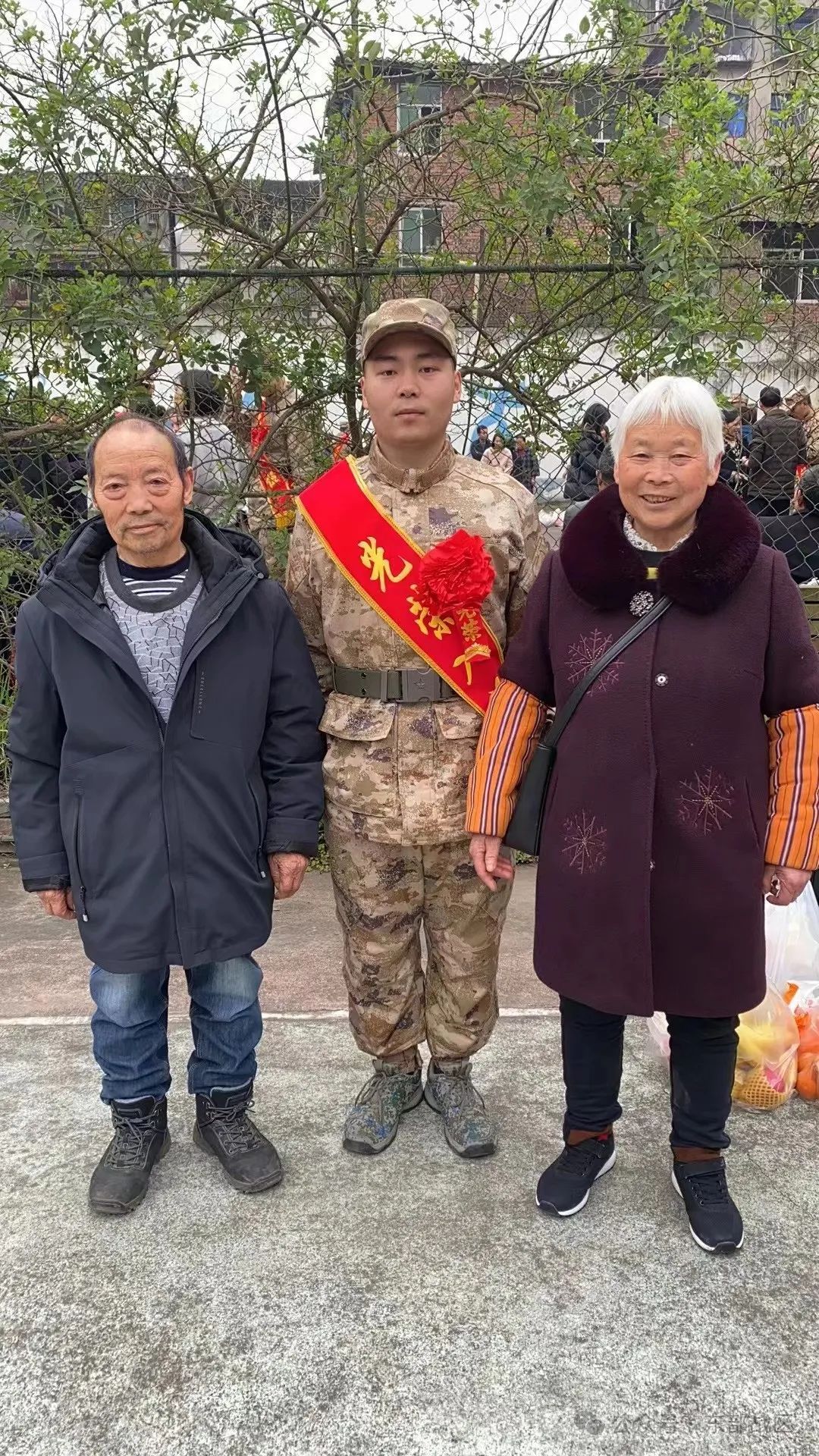 这对双胞胎兄弟，相隔半年先后入伍，如今双双成为通信兵