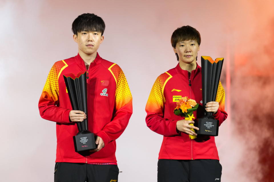 王楚钦与王曼昱合影,乒乓球WTT福冈总决赛颁奖仪式举行 王楚钦与王曼昱合影,乒乓球WTT福冈总决赛颁奖仪式举行