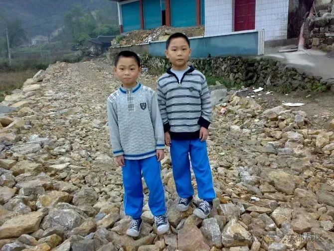 这对双胞胎兄弟，相隔半年先后入伍，如今双双成为通信兵