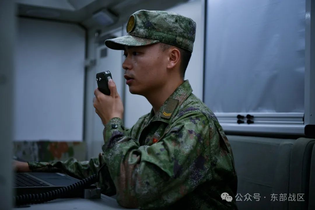 这对双胞胎兄弟，相隔半年先后入伍，如今双双成为通信兵