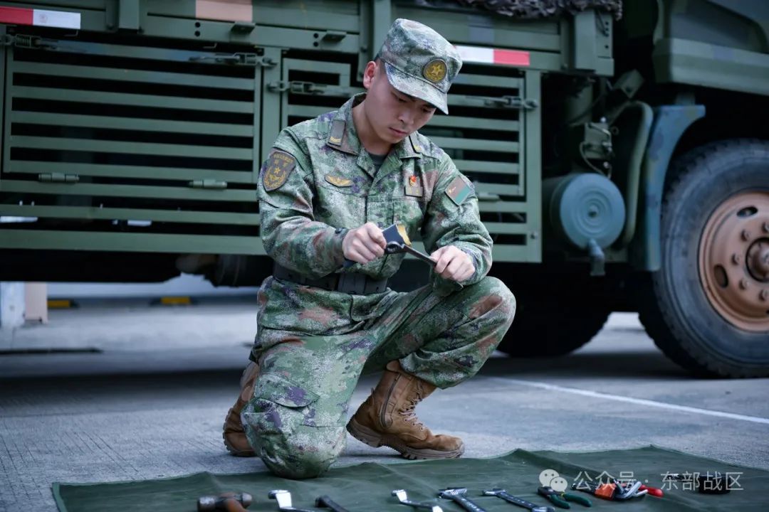 这对双胞胎兄弟，相隔半年先后入伍，如今双双成为通信兵