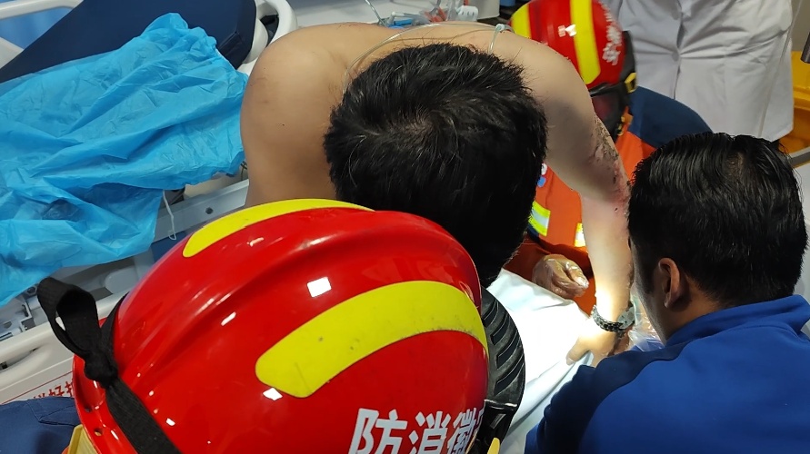 男子遭电击身上大面积烧伤！119前往医院……