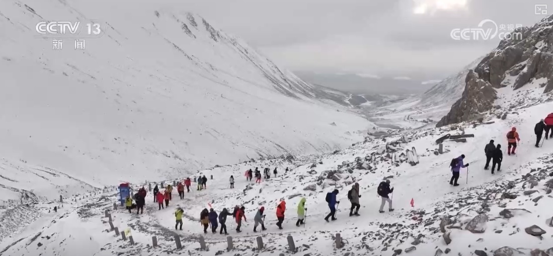 “冷”资源变身“热”经济 “滑雪+”激活冬日旅游市场新活力 “冷”资源变身“热”经济 “滑雪+”激活冬日旅游市场新活力
