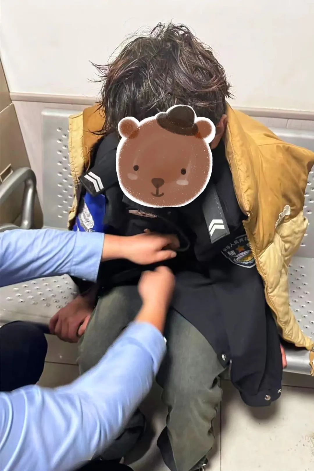 寒风瑟瑟的冬夜，眼见轻生男子跳入黄河深水区，他毅然决然纵身一跃