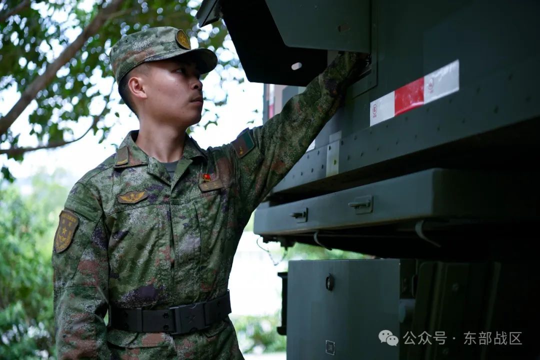 这对双胞胎兄弟，相隔半年先后入伍，如今双双成为通信兵