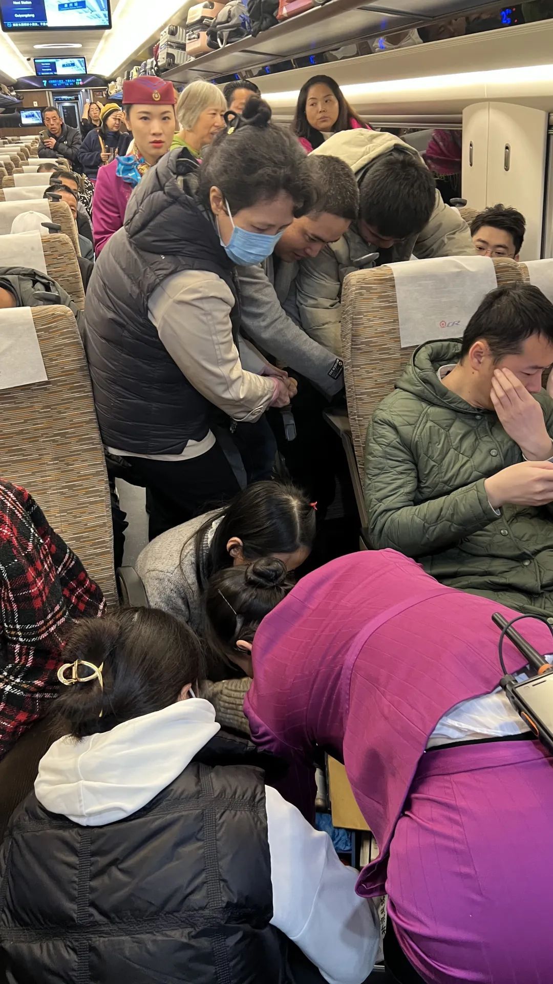 高铁上,这群重庆医生救下了他 高铁上,这群重庆医生救下了他