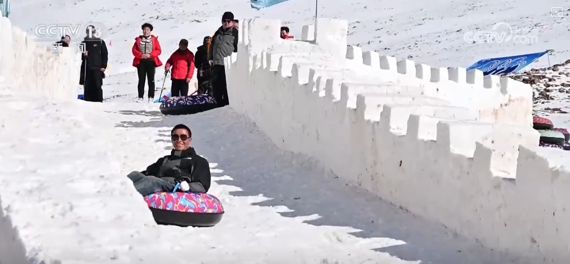 “冷”资源变身“热”经济 “滑雪+”激活冬日旅游市场新活力 “冷”资源变身“热”经济 “滑雪+”激活冬日旅游市场新活力