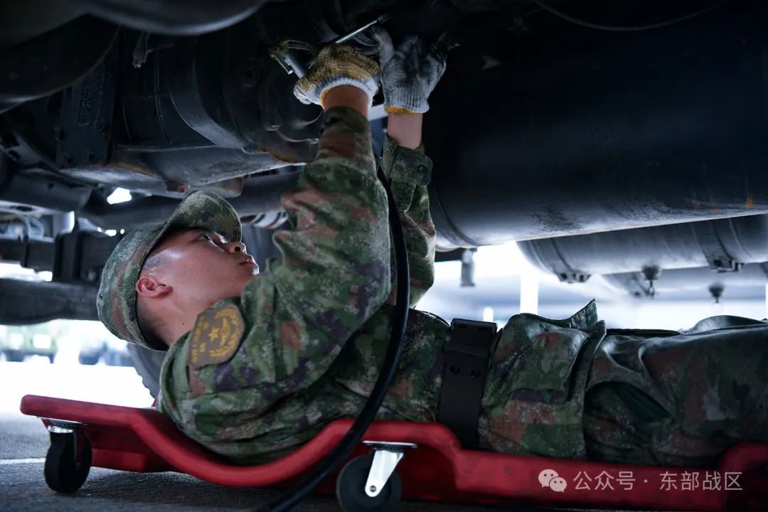 这对双胞胎兄弟，相隔半年先后入伍，如今双双成为通信兵