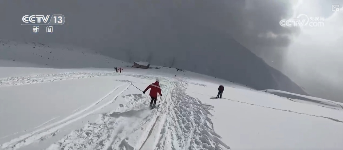 “冷”资源变身“热”经济 “滑雪+”激活冬日旅游市场新活力 “冷”资源变身“热”经济 “滑雪+”激活冬日旅游市场新活力