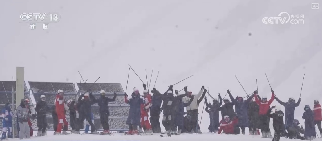 “冷”资源变身“热”经济 “滑雪+”激活冬日旅游市场新活力 “冷”资源变身“热”经济 “滑雪+”激活冬日旅游市场新活力