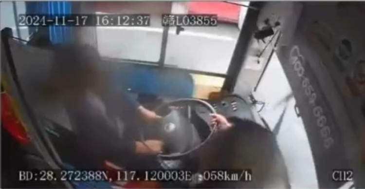 抢方向盘！公交司机冷静处置，救了全车人