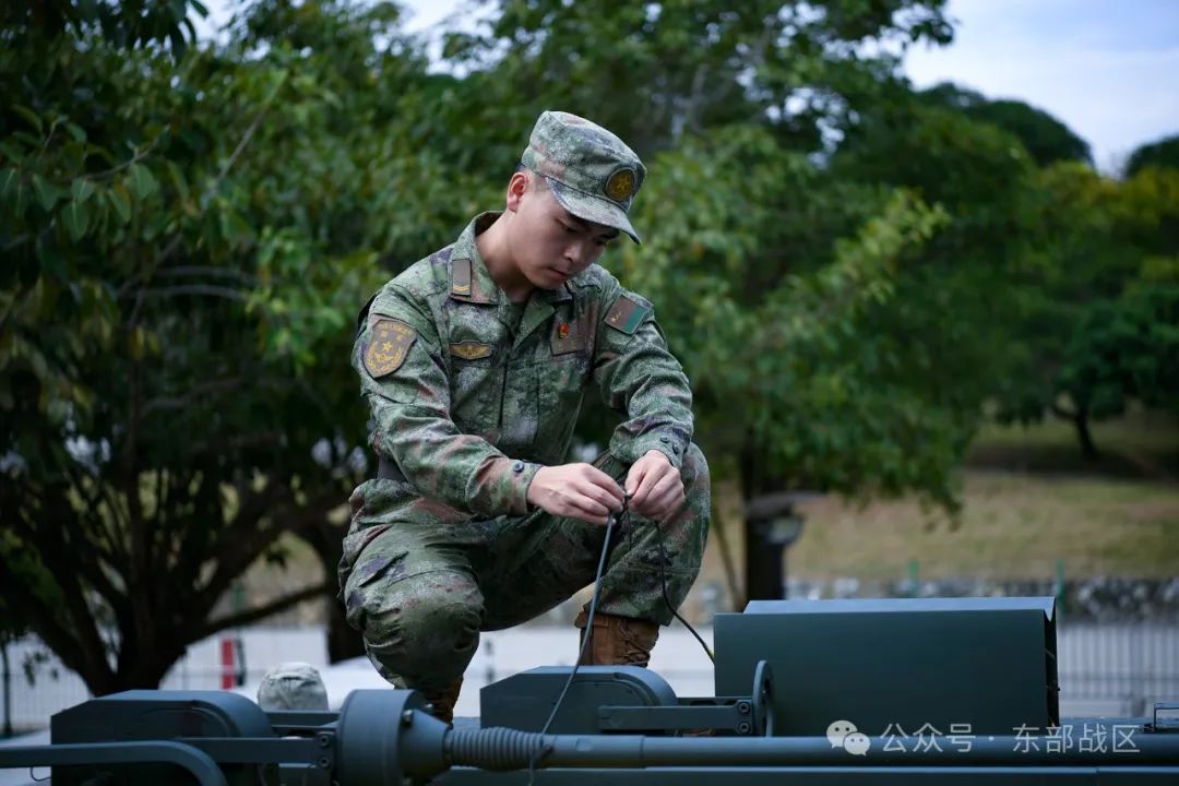 这对双胞胎兄弟，相隔半年先后入伍，如今双双成为通信兵