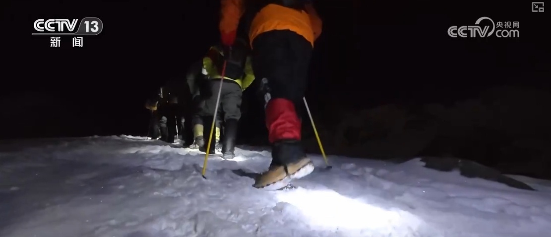 “冷”资源变身“热”经济 “滑雪+”激活冬日旅游市场新活力 “冷”资源变身“热”经济 “滑雪+”激活冬日旅游市场新活力