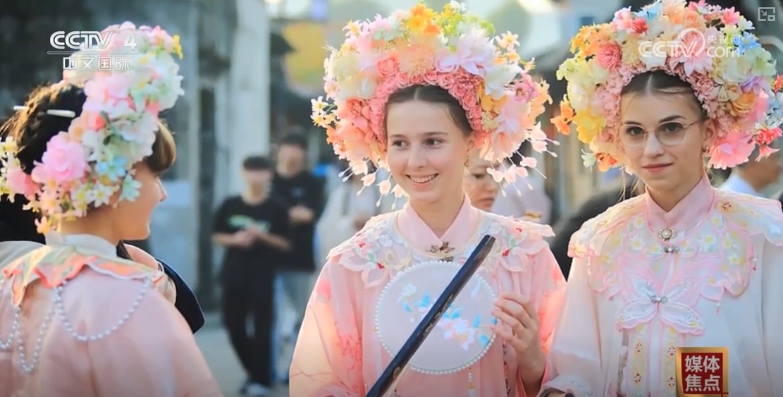 对外开放诚意满满 多国对中国免签政策和便利化措施竖起大拇指